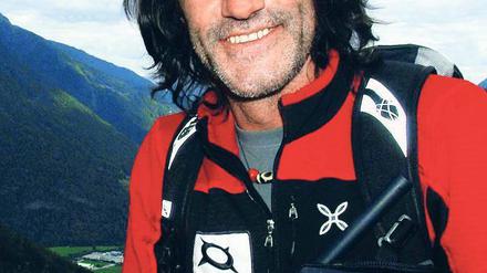 BERGBURSCHE. Hans Kammerlander, 55, als sechstes Kind einer Bergbauernfamilie in Ahornach in den Südtiroler Bergen geboren. Der Bergführer bestieg mit Reinhold Messner sieben der vierzehn Achttausender, sechs weitere kamen dazu; vom Mount Everest und vom Nanga Parbat fuhr er mit Skiern ab. In Berlin berichtet er auch von seinem sozialen Engagement.