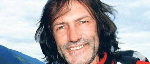 BERGBURSCHE. Hans Kammerlander, 55, als sechstes Kind einer Bergbauernfamilie in Ahornach in den Südtiroler Bergen geboren. Der Bergführer bestieg mit Reinhold Messner sieben der vierzehn Achttausender, sechs weitere kamen dazu; vom Mount Everest und vom Nanga Parbat fuhr er mit Skiern ab. In Berlin berichtet er auch von seinem sozialen Engagement.