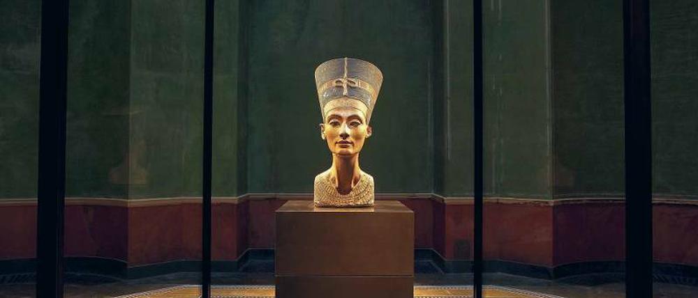 Ein Raum für eine Königin. Die Büste der Nofretete im Nordkuppelsaal des Neuen Museums in Berlin. Die Kalksteinbüste stammt aus der Zeit des Neuen Reiches, 18. Dynastie (um 1340 v. Chr. ) und wurde in Tell el-Amarna gefunden.