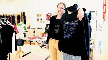 Design statt Dauerwelle. „adding“-Initiatorin Anke Rommel verkauft im früheren Friseursalon „Orchidee“ in der Weddinger Transvaalstraße ihre T-Shirts mit Berliner Stadtmotiven – bis ein fester Mieter gefunden ist.