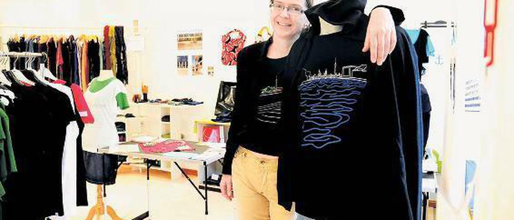 Design statt Dauerwelle. „adding“-Initiatorin Anke Rommel verkauft im früheren Friseursalon „Orchidee“ in der Weddinger Transvaalstraße ihre T-Shirts mit Berliner Stadtmotiven – bis ein fester Mieter gefunden ist.