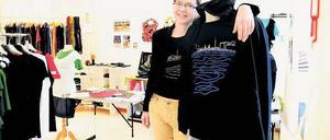 Design statt Dauerwelle. „adding“-Initiatorin Anke Rommel verkauft im früheren Friseursalon „Orchidee“ in der Weddinger Transvaalstraße ihre T-Shirts mit Berliner Stadtmotiven – bis ein fester Mieter gefunden ist.