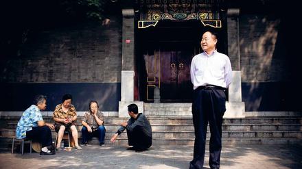 Vor dem Lieblingsteehaus. Mo Yan in Peking. Am 7. Dezember hält er in Stockholm seine Nobel Lecture.