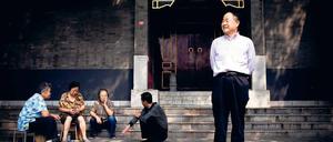 Vor dem Lieblingsteehaus. Mo Yan in Peking. Am 7. Dezember hält er in Stockholm seine Nobel Lecture.