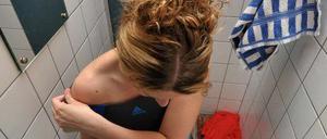 Berührungsangst. Junge Sportlerinnen sind beim Training selten allein und zuweilen nicht mal in ihrer Umkleidekabine vor Übergriffen sicher.