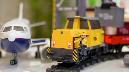 Bahn gegen Flugzeug. Im Preisduell siegt das Schienenfahrzeug.