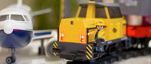 Bahn gegen Flugzeug. Im Preisduell siegt das Schienenfahrzeug.