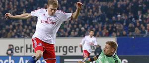 Viele Chancen, keine Tore – das änderte sich erst nach der Pause, als Beister und dann Rudnevs (im Zweikampf mit Schalkes Unnerstall) den sechsten Hamburger Saisonsieg sicherten. 