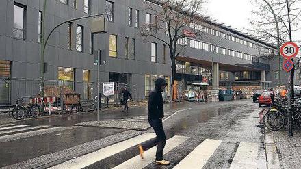 Die Florastraße und der Garbatyplatz am Bahnhof Pankow.