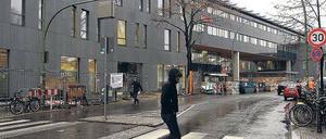 Die Florastraße und der Garbatyplatz am Bahnhof Pankow.