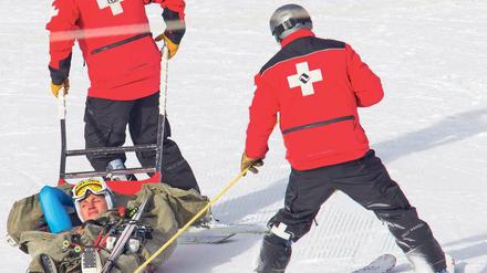 Abtransport. Tobias Stechert wird nach seinem Unfall in Beaver Creek ins Krankenhaus gebracht. Foto: dapd