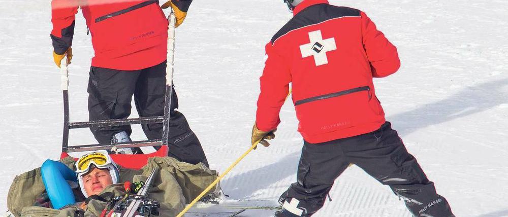 Abtransport. Tobias Stechert wird nach seinem Unfall in Beaver Creek ins Krankenhaus gebracht. Foto: dapd