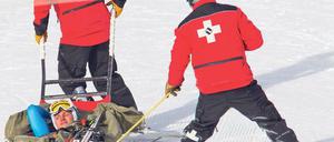Abtransport. Tobias Stechert wird nach seinem Unfall in Beaver Creek ins Krankenhaus gebracht. Foto: dapd