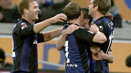 Jubel beim Ex-Klub: Torschütze Simon Terodde (r.) feiert mit Adam Nemec und Patrick Kohlmann (v. l.) seinen Treffer zum 2:0