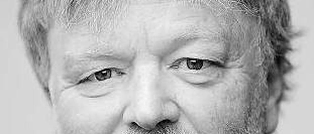 Der Autor ist Journalist. Jürgs war Chefredakteur von „Stern“ und „Tempo“. Von ihm erschien zuletzt das Buch „Codename Hélène: Churchills Geheimagentin Nancy Wake und ihr Kampf gegen die Gestapo in Frankreich“.