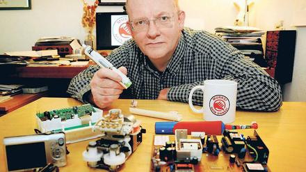 Alles Schrott. Stefan Schridde glaubt daran, dass gierige Hersteller kühl mit der Kurzlebigkeit ihrer Produkte planen. Zu Hause in Weißensee sammelt der Betreiber des Blogs „Murks? Nein danke“ entsprechende Geräte für sein geplantes „Murkseum“.