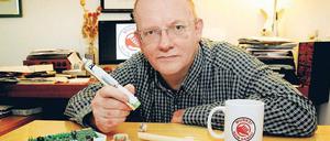 Alles Schrott. Stefan Schridde glaubt daran, dass gierige Hersteller kühl mit der Kurzlebigkeit ihrer Produkte planen. Zu Hause in Weißensee sammelt der Betreiber des Blogs „Murks? Nein danke“ entsprechende Geräte für sein geplantes „Murkseum“.