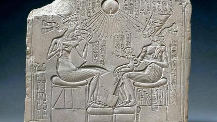 Heilige Familie. Ein Relief zeigt Pharao Echnaton und seine „Große Königsgemahlin“ Nofretete, die ihre Töchter herzen und küssen. Über ihnen schwebt die Strahlensonne Atons. 