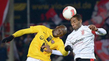 Kurioses Kopfballduell: Dresdens Mickael Poté (l.) gegen Regensburgs Andre Laurito.