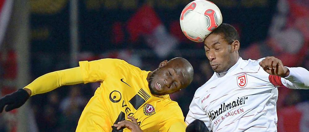 Kurioses Kopfballduell: Dresdens Mickael Poté (l.) gegen Regensburgs Andre Laurito.