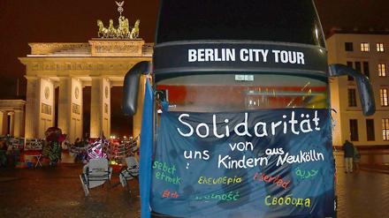 Das Bezirksamt Mitte hatte den protestierenden Flüchtlingen diesen Bus zur Verfügung gestellt, damit sie sich darin aufwärmen können. Nun hat er aber offenbar doch gestört.