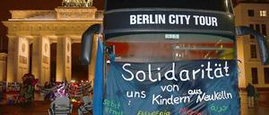 Das Bezirksamt Mitte hatte den protestierenden Flüchtlingen diesen Bus zur Verfügung gestellt, damit sie sich darin aufwärmen können. Nun hat er aber offenbar doch gestört.
