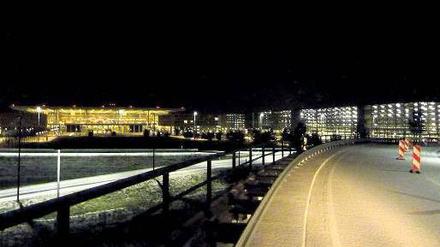 Das neue Terminalgebäude und das große Parkhaus (rechts) sowie die Zufahrtsstraßen zum Airport sind Nacht für Nacht hell erleuchtet. Was der Strom fürs Licht genau kostet, kann die Flughafengesellschaft nicht genau sagen, das sei Teil der laufenden Betriebskosten, heißt es am Airport außer Betrieb.