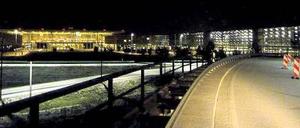 Das neue Terminalgebäude und das große Parkhaus (rechts) sowie die Zufahrtsstraßen zum Airport sind Nacht für Nacht hell erleuchtet. Was der Strom fürs Licht genau kostet, kann die Flughafengesellschaft nicht genau sagen, das sei Teil der laufenden Betriebskosten, heißt es am Airport außer Betrieb.