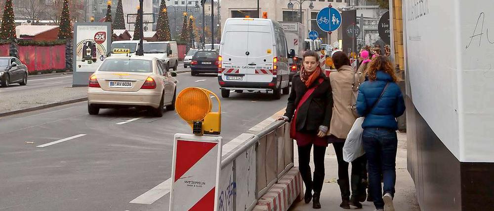 Nadelöhr. Vor der Baustelle des Bikini-Hauses müssen Passanten sich oft aneinander vorbei drängen. 