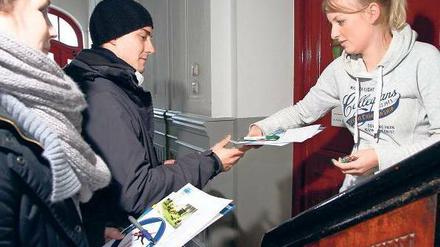 Angehende Kripobeamte informieren Anwohner in Prenzlauer Berg, wie sie ihre Wohnungen einbruchsicher machen können.
