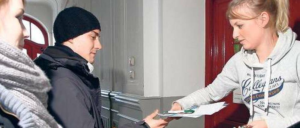 Angehende Kripobeamte informieren Anwohner in Prenzlauer Berg, wie sie ihre Wohnungen einbruchsicher machen können.
