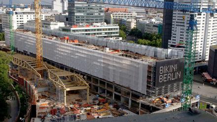 Umhüllt. Die Baustelle des Bikini-Hauses. Aus der Stahlkonstruktion im Hof wird ein Neubau mit Dachterrasse. 
