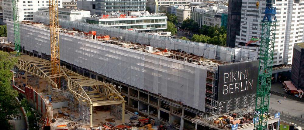 Umhüllt. Die Baustelle des Bikini-Hauses. Aus der Stahlkonstruktion im Hof wird ein Neubau mit Dachterrasse. 