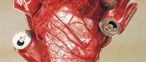 Feurige Frisur. Dieses rote Outfit von John Galliano erregt Aufmerksamkeit. Für das Atelier des Designers könnte aber die Farbe Blau die beste sein.