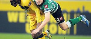 Hanke im Huckepack. Gladbachs Stürmer nutzt Carlitos als Ablagefläche. Foto: dpa