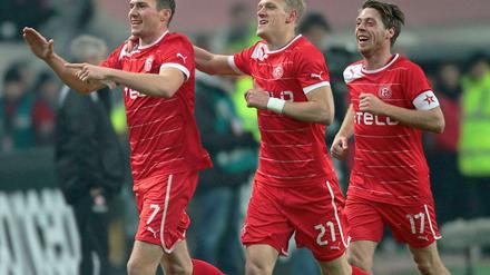 Drei Punkte für ein Halleluja: Fortunas Oliver Fink feiert sein Tor zum 2:0, mit freuen sich Johannes van den Bergh und Andreas Lambertz (v. l.).