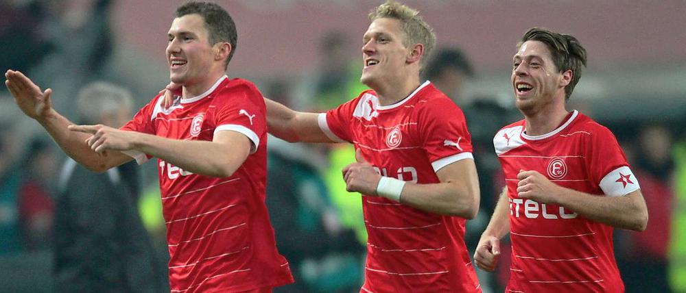 Drei Punkte für ein Halleluja: Fortunas Oliver Fink feiert sein Tor zum 2:0, mit freuen sich Johannes van den Bergh und Andreas Lambertz (v. l.).