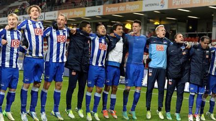 Siegen und jubeln. Die Hertha-Spieler feiern ihr 2:1 bei Energie Cottbus.