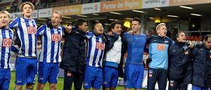 Siegen und jubeln. Die Hertha-Spieler feiern ihr 2:1 bei Energie Cottbus.