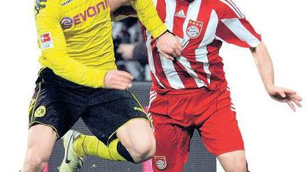 Wer hält wen auf? Münchens Ribéry (r.) und der Dortmunder Piszczek. Foto: dpa