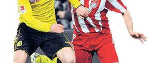 Wer hält wen auf? Münchens Ribéry (r.) und der Dortmunder Piszczek. Foto: dpa