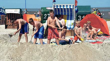 Bescheidene Ansprüche. Ostseeurlauber sind genügsam. Einen Strandkorb mit Sandwall drumherum, das macht viele schon glücklich. 