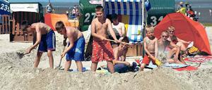 Bescheidene Ansprüche. Ostseeurlauber sind genügsam. Einen Strandkorb mit Sandwall drumherum, das macht viele schon glücklich. 