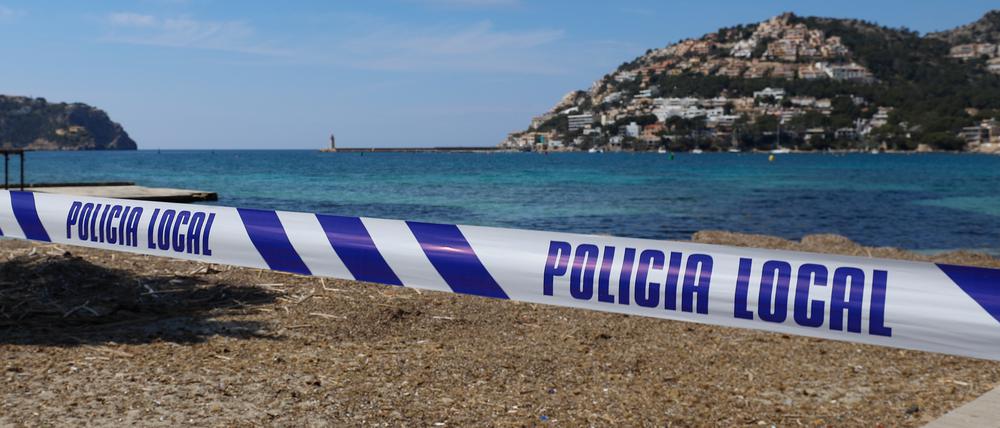 Mit einem Absperrband der Polizei ist der Zugang zu einem Strand auf der Insel Mallorca abgesperrt. (Archivbild vom 10.04.2020)