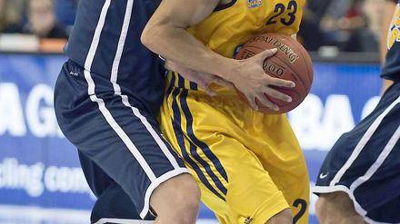 Albas Dashaun Wood im Zweikampf mit Gdynias Lukasz Koszarek (l.) während des Euroleague-Gruppenspiels.