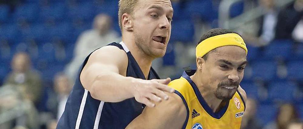 Albas Dashaun Wood im Zweikampf mit Gdynias Lukasz Koszarek (l.) während des Euroleague-Gruppenspiels.