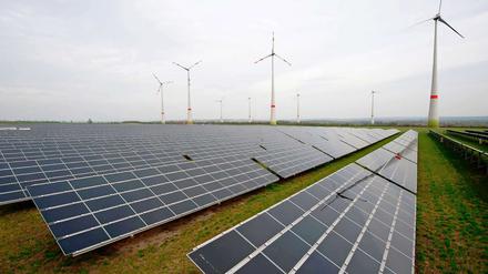Sonne und Wind stehen bei den Deutschen weiterhin hoch im Kurs. Auch ganz in ihrer Nähe sehen mehr als 60 Prozent der Bürger gerne Windräder oder Solaranlagen, oder beides, wie hier. 