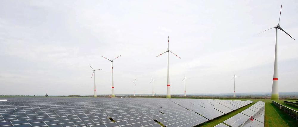 Sonne und Wind stehen bei den Deutschen weiterhin hoch im Kurs. Auch ganz in ihrer Nähe sehen mehr als 60 Prozent der Bürger gerne Windräder oder Solaranlagen, oder beides, wie hier. 