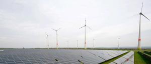 Sonne und Wind stehen bei den Deutschen weiterhin hoch im Kurs. Auch ganz in ihrer Nähe sehen mehr als 60 Prozent der Bürger gerne Windräder oder Solaranlagen, oder beides, wie hier. 
