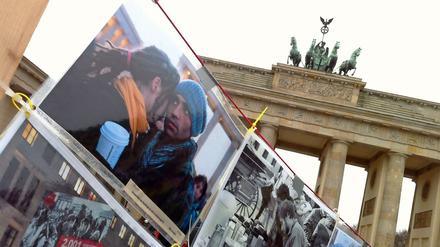 Die Unterstützer des Protestcamps kritisieren, dass das Ordnungsamt die Flüchtlinge mit allen Mitteln vom Platz vor dem Brandenburger Tor vertreiben wolle.